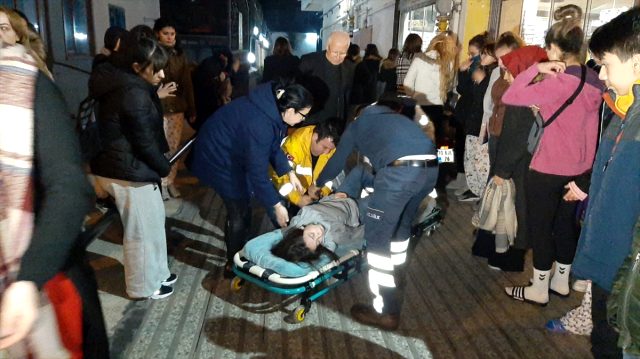 4.6 büyüklüğündeki deprem Balıkesir'i sokağa döktü 4.6 büyüklüğündeki deprem Balıkesir'i sokağa döktü