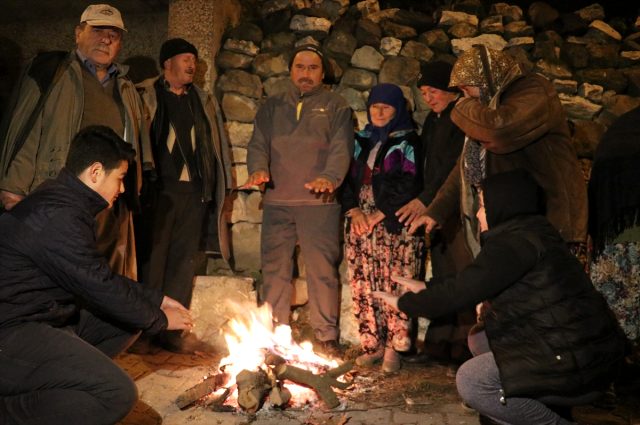 Balıkesir'deki deprem sonrası vatandaşlar geceyi ateş başında geçirdi