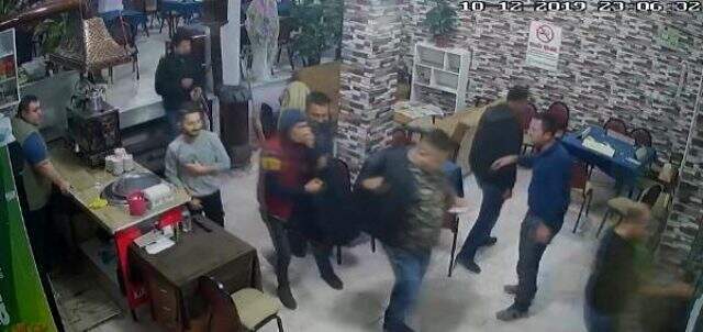 Balıkesir'deki depremde kahvehanede olan vatandaşların kaçış anı kameraya yansıdı Balıkesir'deki depremde kahvehanede olan vatandaşların kaçış anı kameraya yansıdı
