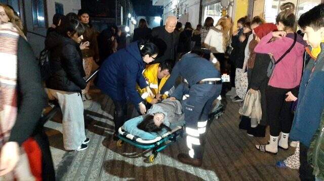 Balıkesir'deki depremde kahvehanede olan vatandaşların kaçış anı kameraya yansıdı Balıkesir'deki depremde kahvehanede olan vatandaşların kaçış anı kameraya yansıdı