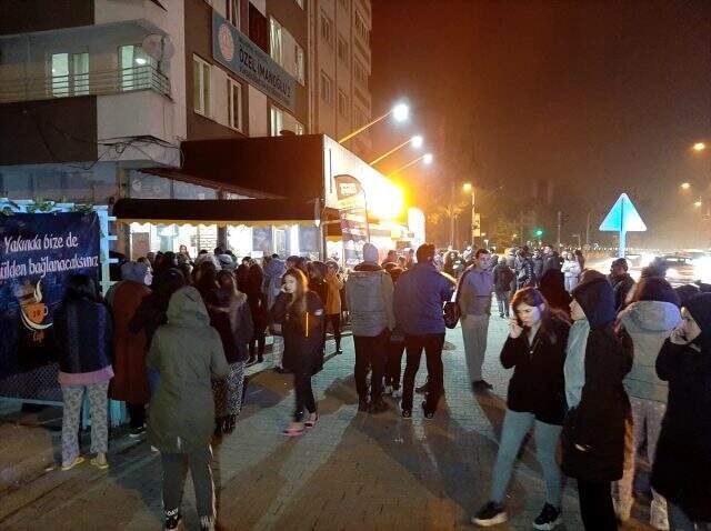 Balıkesir'deki depremde kahvehanede olan vatandaşların kaçış anı kameraya yansıdı Balıkesir'deki depremde kahvehanede olan vatandaşların kaçış anı kameraya yansıdı