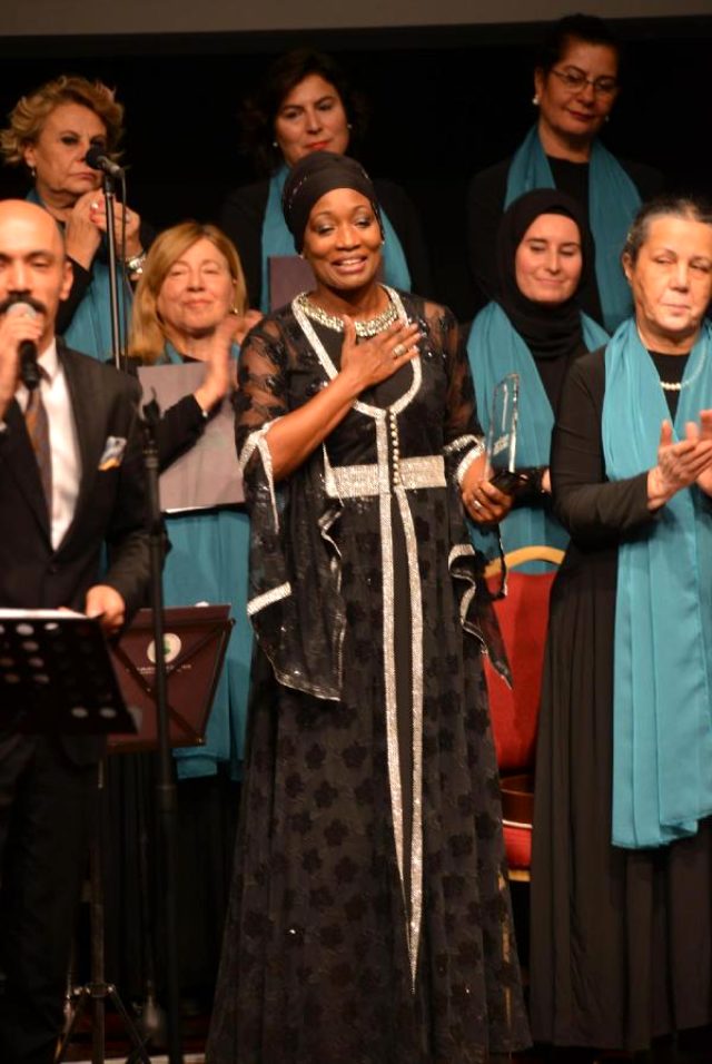Dünyaca ünlü şarkıcı Della Miles, Mevlana'yı anma etkinliğinde ilahi söyledi