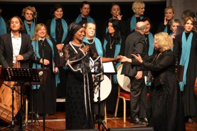 Dünyaca ünlü şarkıcı Della Miles, Mevlana'yı anma etkinliğinde ilahi söyledi