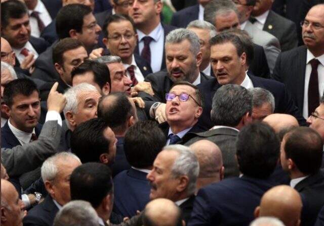 Meclis'te bütçe görüşmelerinde kavga çıktı! Vekiller birbirlerinin üzerine yürüdü Meclis'te bütçe görüşmelerinde kavga çıktı! Vekiller birbirlerinin üzerine yürüdü