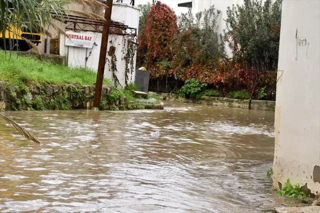 Marmaris ve Bodrum'u sağanak vurdu! Hortum ortalığı savaş alanına çevirdi