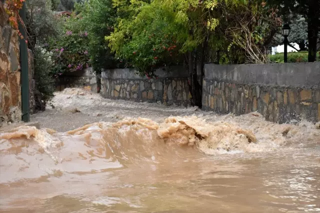 Marmaris ve Bodrum'u sağanak vurdu! Hortum ortalığı savaş alanına çevirdi