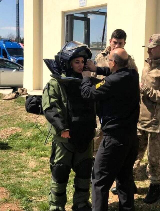 Şehit Astsubay Esme Çevik'in, karanfil dağıttığı görüntüleri ortaya çıktı Şehit Astsubay Esma Çevik'in, karanfil dağıttığı görüntüleri yürekleri sızlattı