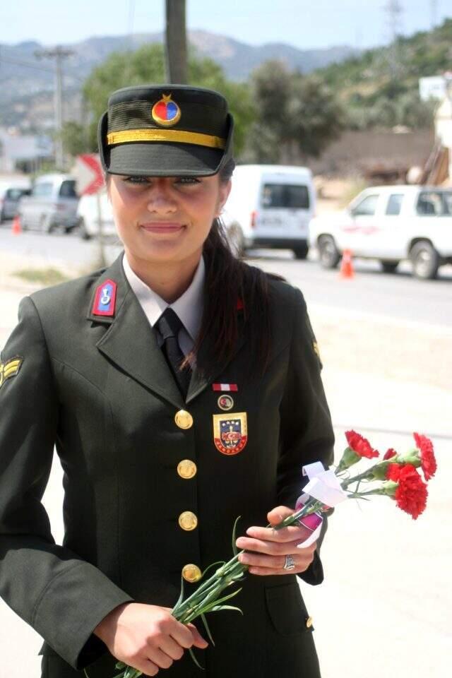 Şehit Astsubay Esme Çevik'in, karanfil dağıttığı görüntüleri ortaya çıktı Şehit Astsubay Esma Çevik'in, karanfil dağıttığı görüntüleri yürekleri sızlattı