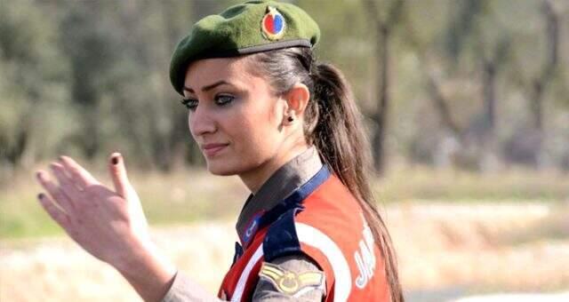 Şehit Astsubay Esme Çevik'in, karanfil dağıttığı görüntüleri ortaya çıktı Şehit Astsubay Esma Çevik'in, karanfil dağıttığı görüntüleri yürekleri sızlattı