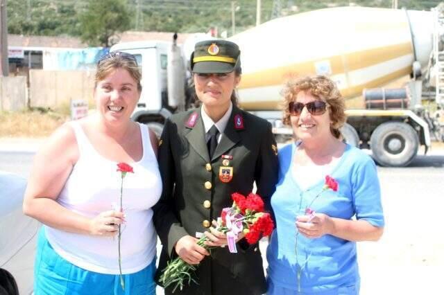 Şehit Astsubay Esme Çevik'in, karanfil dağıttığı görüntüleri ortaya çıktı Şehit Astsubay Esma Çevik'in, karanfil dağıttığı görüntüleri yürekleri sızlattı