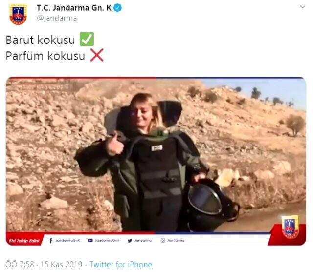 Şehit Astsubay Esme Çevik'in, karanfil dağıttığı görüntüleri ortaya çıktı Şehit Astsubay Esma Çevik'in, karanfil dağıttığı görüntüleri yürekleri sızlattı