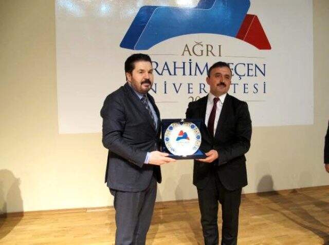 Ağrı Belediye Başkanı Savcı Sayan: Trump da Obama da Ağrılı Ağrı Belediye Başkanı Savcı Sayan: Trump da Obama da Ağrılı