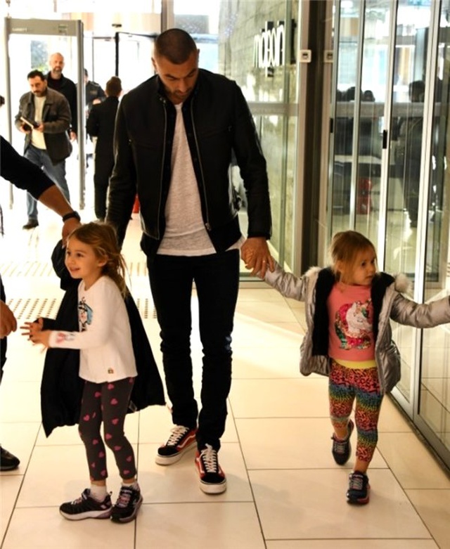  <a class='keyword-sd' href='/burak-yilmaz/' title='Burak Yılmaz'>Burak Yılmaz</a>: Kızlarıyla alışveriş yaptı