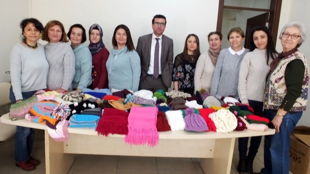 Çocuklar üşümesin diye bere ve atkı ördüler