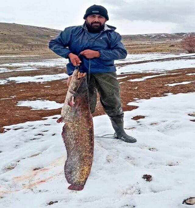 Görenler hayretler içinde kaldı! Boyundan büyük balığı taşımakta zorlandı