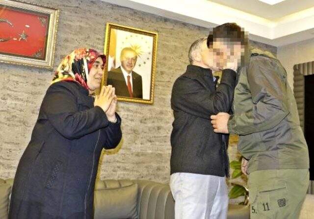 HDP il binası önünde oturma eylemi yapan kadının oğlu PKK'dan nasıl kaçtığını anlattı HDP il binası önünde oturma eylemi yapan kadının oğlu, PKK'dan nasıl kaçtığını anlattı