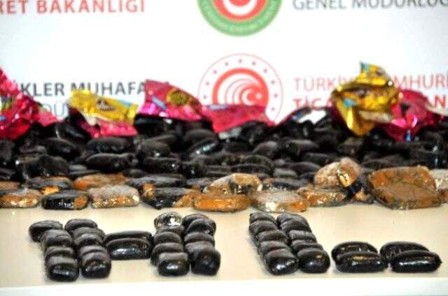 İstanbul Havalimanı'nda çikolataların içine gizlenmiş 15 kilo kokain ele geçirildi İstanbul Havalimanı'nda çikolataların içine gizlenmiş 15 kilo kokain ele geçirildi