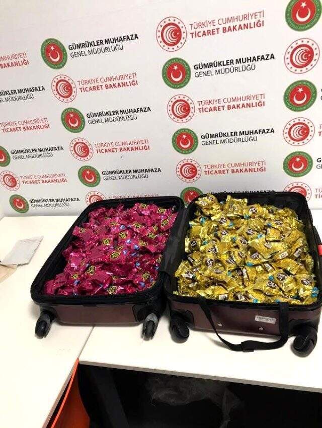 İstanbul Havalimanı'nda çikolataların içine gizlenmiş 15 kilo kokain ele geçirildi İstanbul Havalimanı'nda çikolataların içine gizlenmiş 15 kilo kokain ele geçirildi