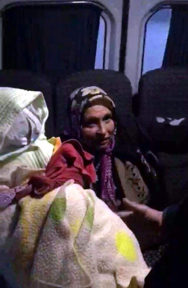 Kumaşlardan yaptığı sahte bebekle dilenen dilenci kıskıvrak yakalandı Kumaşlardan yaptığı sahte bebekle dilenen dilenci kıskıvrak yakalandı