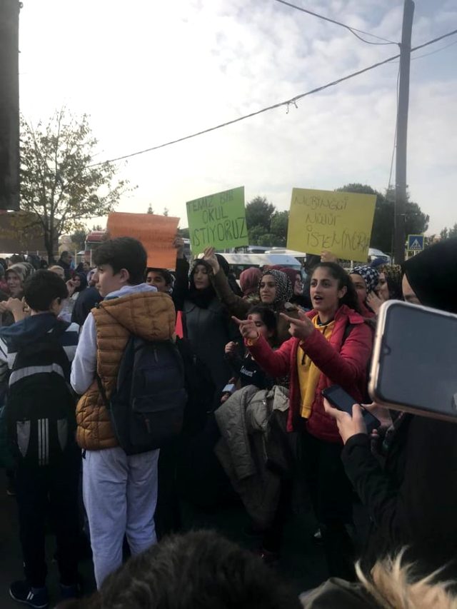 Sancaktepe'de veliler ve öğrenciler, okul müdürünü protesto etti