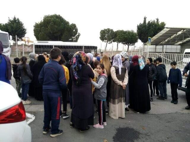 Sancaktepe'de veliler ve öğrenciler, okul müdürünü protesto etti