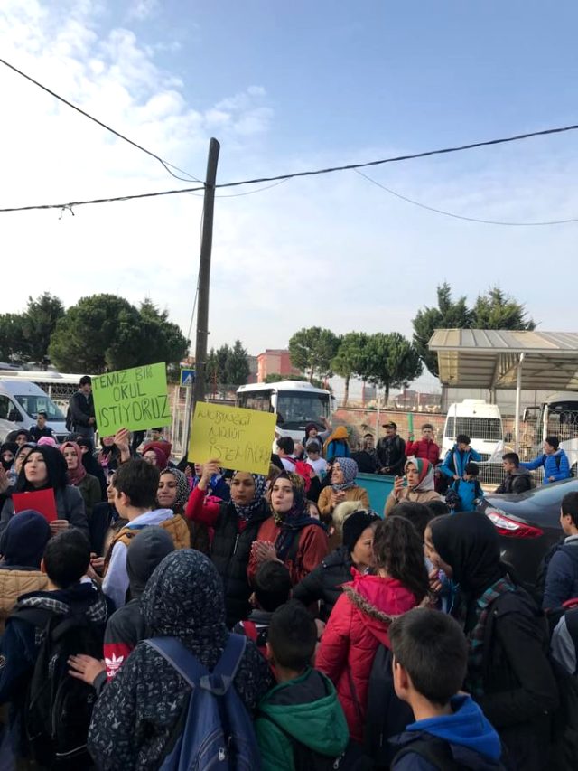 Sancaktepe'de veliler ve öğrenciler, okul müdürünü protesto etti