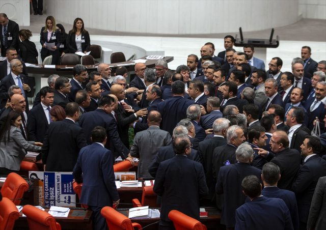 Meclis'te 15 Temmuz şehitleri tartışmasında kavga çıktı