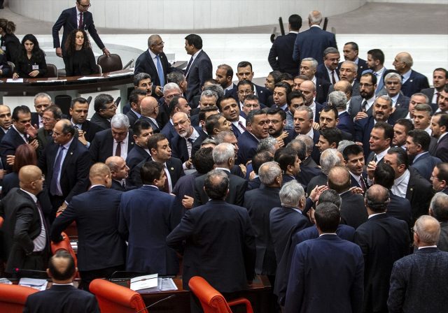 Meclis'te 15 Temmuz şehitleri tartışmasında kavga çıktı