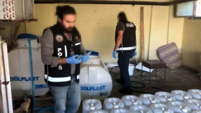 Eş zamanlı operasyonlarda 250 ton sahte içki ele geçirildi Eş zamanlı operasyonlarda 250 ton sahte içki ele geçirildi