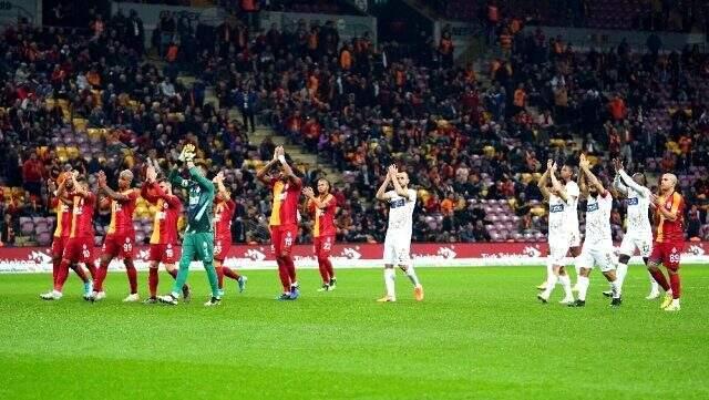 Galatasaraylı taraftarlar iki takımı da tribüne çağırdı