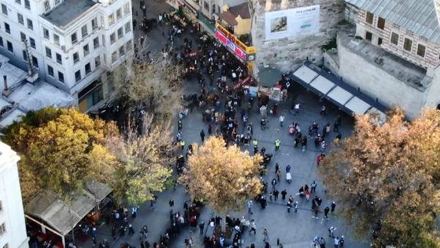 Eminönü'nde onlarca metrelik bilet kuyruğu oluştu
