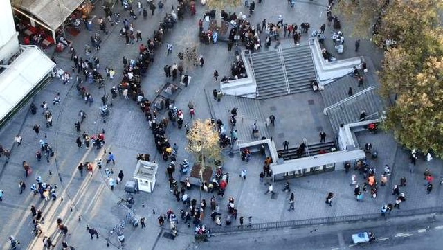 Eminönü'nde onlarca metrelik bilet kuyruğu oluştu