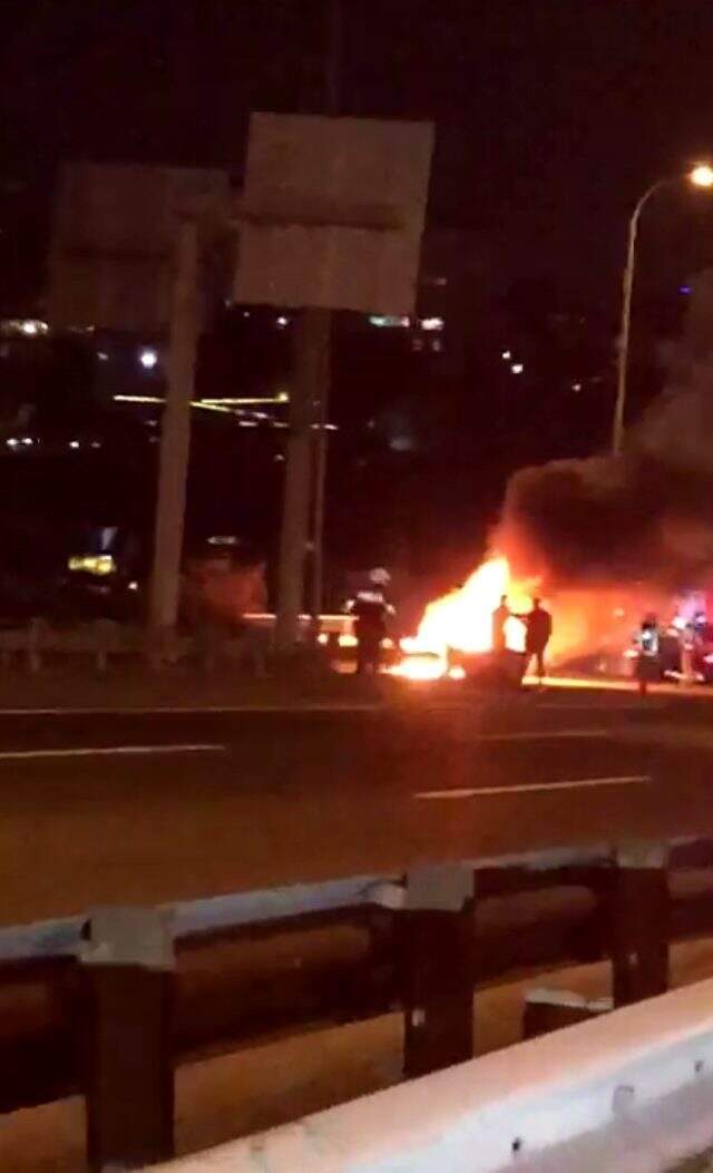 İstanbul'da 15 Temmuz Şehitler Köprüsü'nde yangın! Trafik durma noktasında <a class='keyword-sd' href='/istanbul/' title='İstanbul'>İstanbul</a>'da 15 Temmuz Şehitler Köprüsü'nde yangın! Trafik durma noktasında