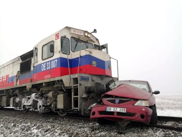 Kars'ta yük treni ve otomobil çarpıştı: 3 kişi yaşamını yitirdi