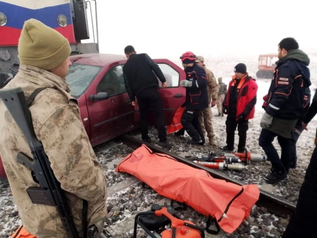 Kars'ta yük treni ve otomobil çarpıştı: 3 kişi yaşamını yitirdi