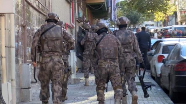Polis ekipleri, emniyet güçlerine ateş edip kaçan cezaevi firarisini yakalamak için operasyon düzenliyor
