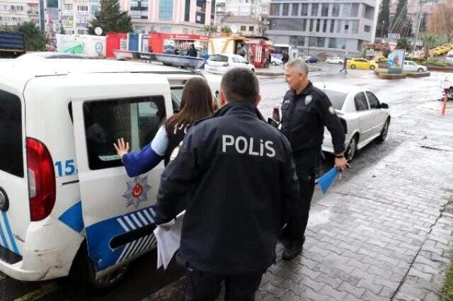 Anne ve kızı önce denedi sonra çaldı! Hırsızlık anları güvenlik kameralarına yansıdı