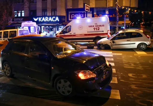 Başkentte trafik ışıklarında 3 araca çarpan otomobil iş yerine girdi: 4 yaralı