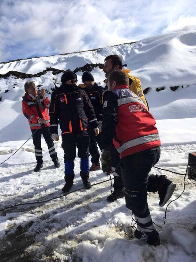 Dağda kalp krizi geçiren avcı hayatını kaybetti, köpeği yanından ayrılmadı