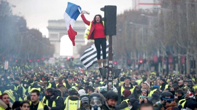 Fransa'da Noel kutlamaları için grevlere ara verilmesi çağrısı yapıldı