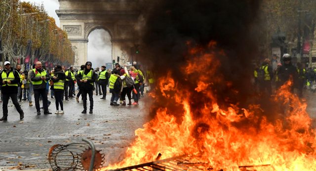 Fransa'da Noel kutlamaları için grevlere ara verilmesi çağrısı yapıldı