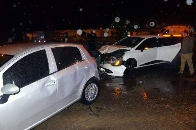 Otomobil, kaza sonrası toplanan kalabalığa daldı: 8 yaralı