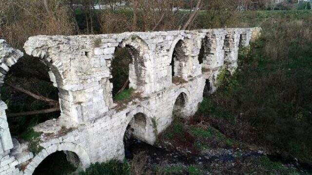 Otoyolların ortasında kalan tarihi kemere taş hırsızları dadandı Otoyolların ortasında kalan tarihi kemere taş hırsızları dadandı