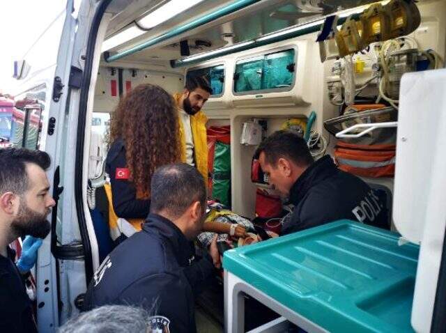 Ümraniye'de otomobil, park halindeki araçlara daldı: 1'i çocuk 5 kişi yaralandı Ümraniye'de otomobil, park halindeki araçlara daldı: 1'i çocuk 5 kişi yaralandı