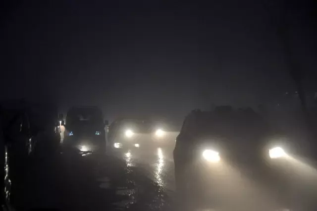 Hakkari'nin Yüksekova ilçesinde göz gözü görmüyor! Görüş mesafesi 5 metre, ekipler vatandaşları uyarıyor