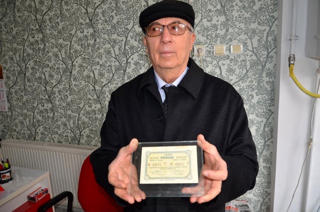 85 yıllık piyango biletine gözü gibi bakıyor
