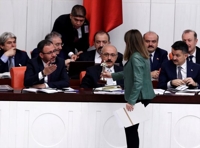 Bakan Kasapoğlu, CHP'li vekilin masasına bıraktığı ödülü görünce şaşıp kaldı