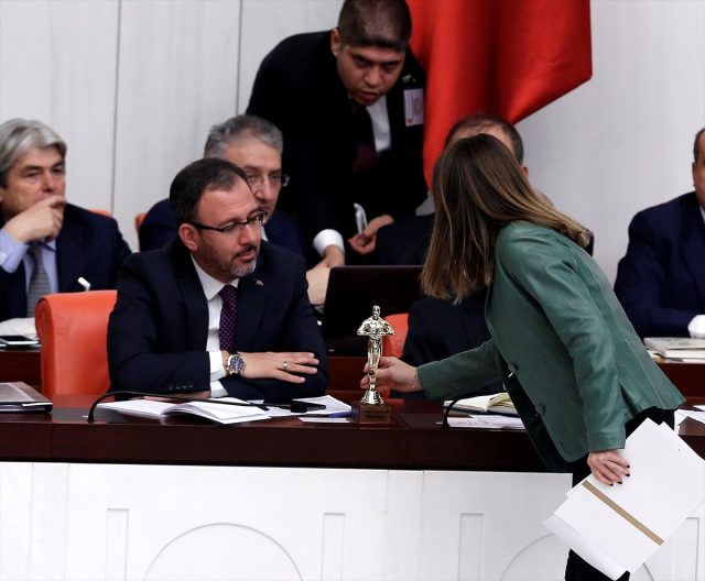 Bakan Kasapoğlu, CHP'li vekilin masasına bıraktığı ödülü görünce şaşıp kaldı