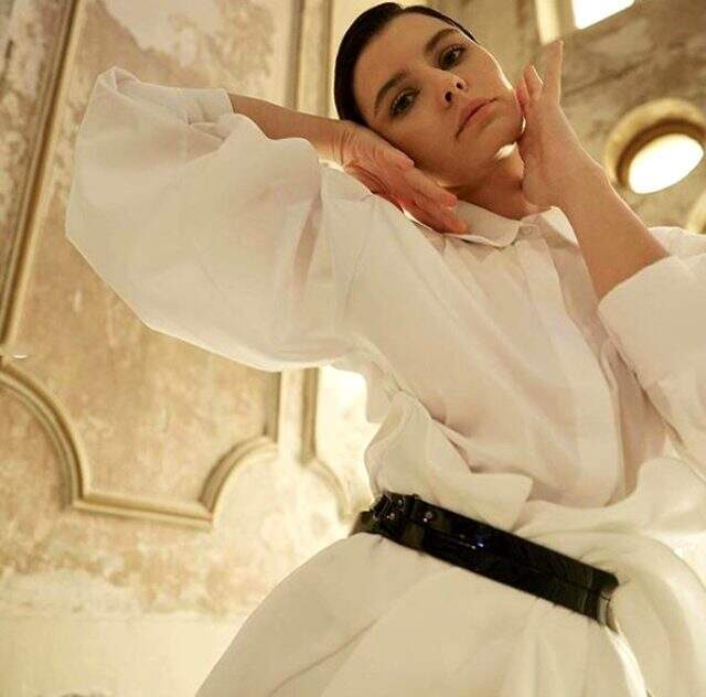 Beren Saat'in yere yatarak verdiği poz takipçilerini ikiye böldü