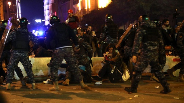 Beyrut'taki gece eylemine yine polis müdahalesi: Onlarca kişi yaralandı